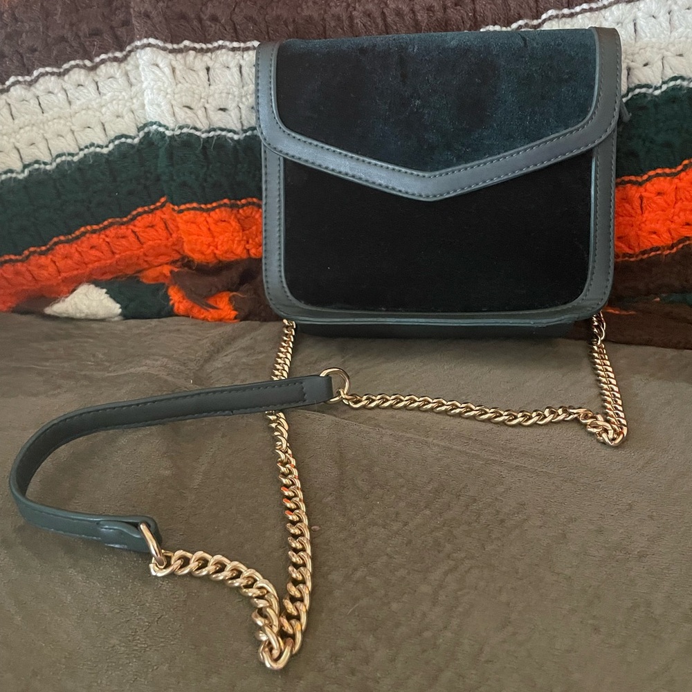 NWOT Elegant velvet emerald Crossbody Bag with Gold Chain, interchangeable strap
